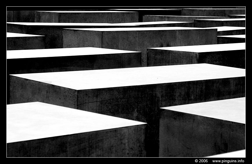 Joods monument  Holocaust Mahnmal   Holocaust Memorial
Trefwoorden: Berlin Berlijn Germany Duitsland Joods monument  Holocaust Mahnmal Jewish monument Holocaust Memorial